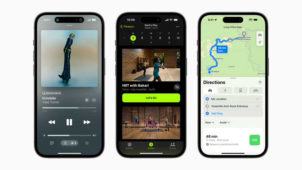 Tre iPhone 14 Pro-enheter viser nye funksjoner som kommer til Apples tjenester, blant annet SharePlay for bilen, tilpassede planer og nedlastede kart til bruk uten internettilkobling.