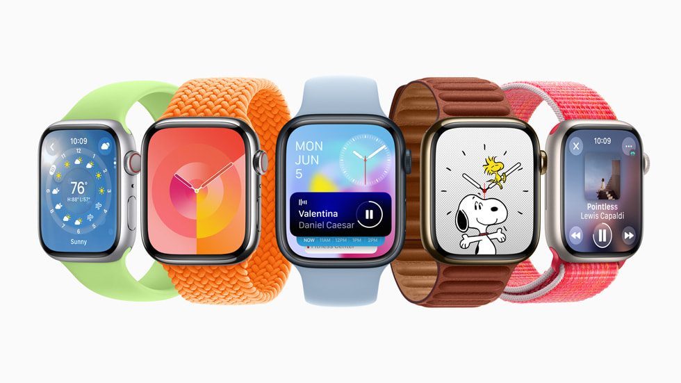 Beş Apple Watch aygıtında yeni Akıllı Gruplama özelliği ve iki ekstra saat kadranı gibi watchOS 10 özellikleri gösteriliyor. 
