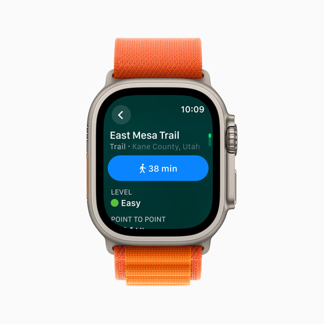 Apple Watch Ultra’da tahmini doğa yürüyüşü süresi ve zorluk seviyesi gibi, bir doğa yürüyüşü patikasına ilişkin bilgiler içeren bir yer kartı gösteriliyor. 