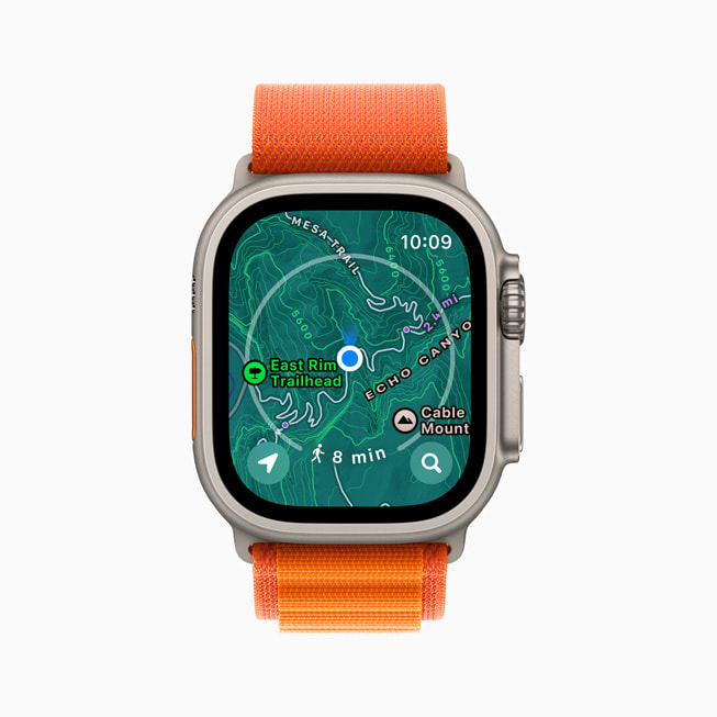 Apple Watch Ultra’da Apple Harita’daki yeni topoğrafik harita gösteriliyor.