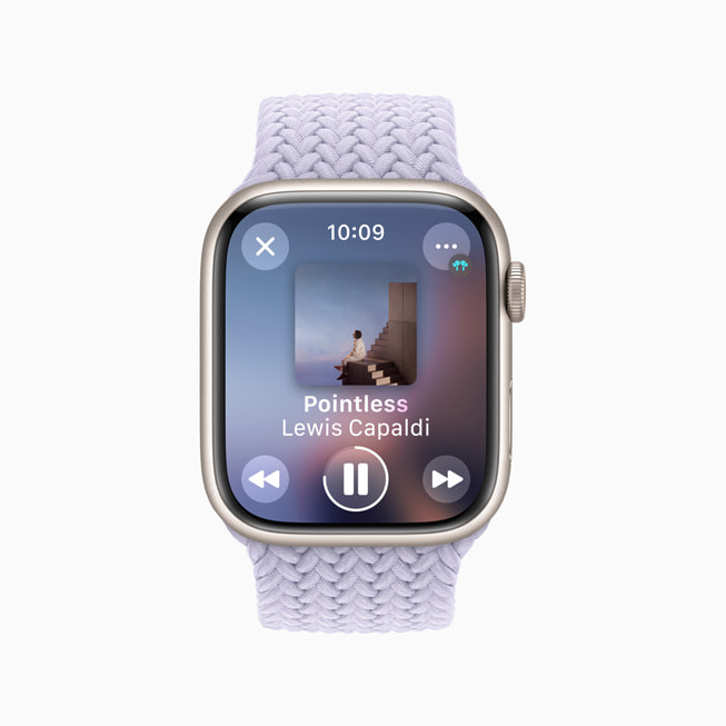 Apple Watch Series 8’de çalınan müzik gösteriliyor.