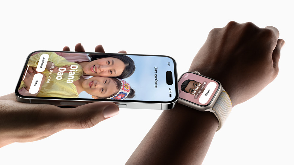 Bir kullanıcının elindeki iPhone 14 Pro’da NameDrop aracılığıyla Apple Watch Series 8 takmış bir kullanıcıyla bir kişi paylaştığı gösteriliyor.