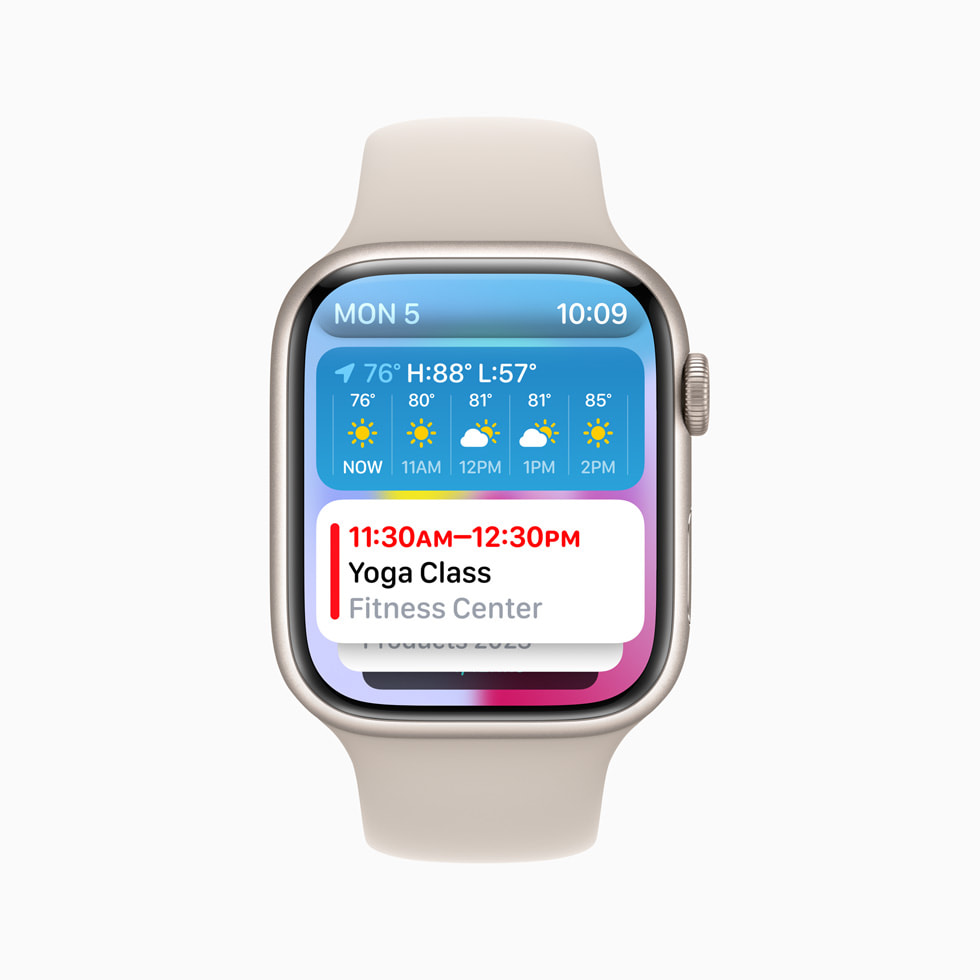 Apple Watch Series 8’de, üst kısımda hava durumu tahmini ve yoga dersi için bir takvim anımsatıcısı içeren yeni Akıllı Gruplama özelliği gösteriliyor.