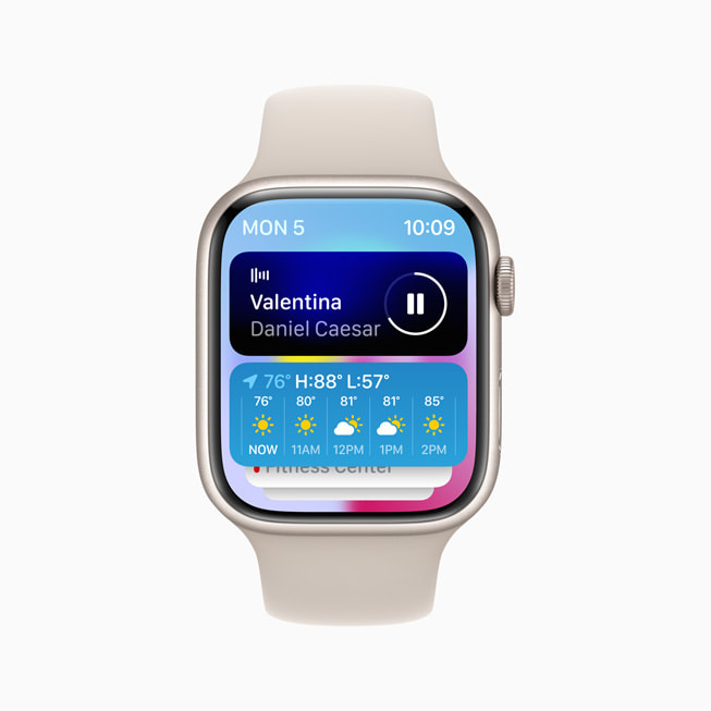 Apple Watch Series 8’de, üst kısımda hem çalmakta olan müziği hem de o günkü hava durumu tahminini içeren yeni Akıllı Gruplama özelliği gösteriliyor.