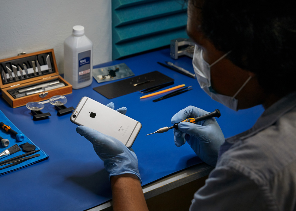 En reparationstekniker udfører en reparation på en iPhone.