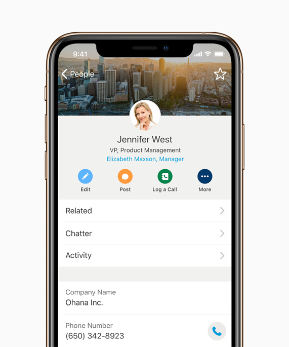 Salesforce Mobile Uygulamasını gösteren bir iPhone. 