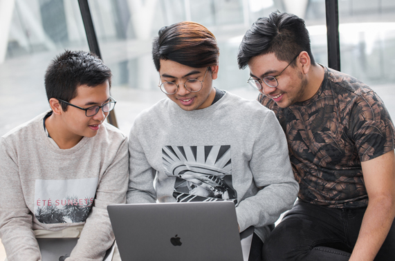 Macbook Pro kullanan öğrenciler