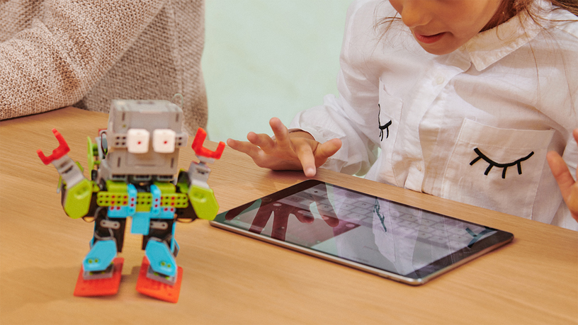 iPad oyuncak robotu kontrol etmek için kullanılıyor.