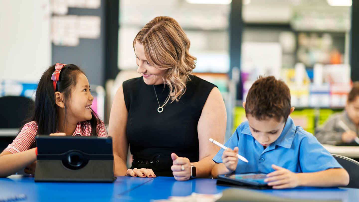 Öğrenciler Kimberley Le ve Kieran Rice öğretmenleri Emily Swallow ile Apple Pencil ve iPad kullanıyorlar.