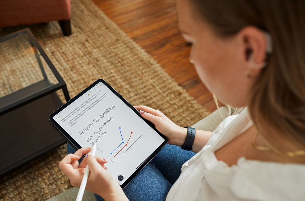 SaraBeth Sullivan 在 iPad Pro 上使用 Apple Pencil。 