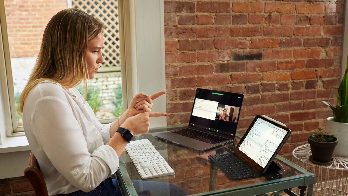SaraBeth Sullivan 透過 iPad Pro 和 MacBook Pro，使用美式手語進行溝通。