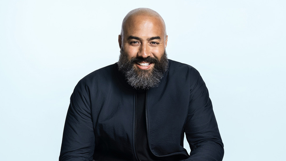 Apple Music’ten Ebro Darden fotoğraf için poz veriyor.