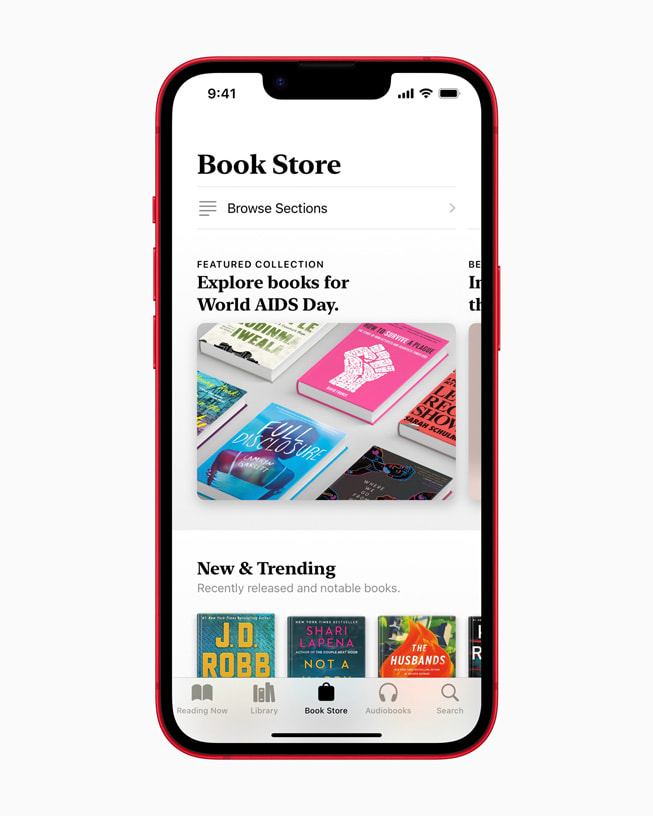 Apple Books에서 세계 에이즈의 날에 관한 책이 소개된 Book Store 탭을 보여주는 PRODUCT(RED) 색상의 iPhone 14.