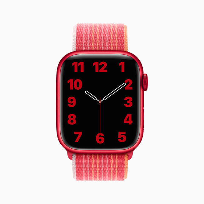 레드 색상의 타이포그래피 시계 페이스를 보여주는 PRODUCT)RED Apple Watch Series 8 알루미늄 케이스와 스포츠 루프.