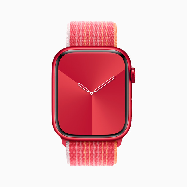 레드 색상의 그라디언트 시계 페이스를 보여주는 PRODUCT)RED Apple Watch Series 8 알루미늄 케이스와 스포츠 루프.