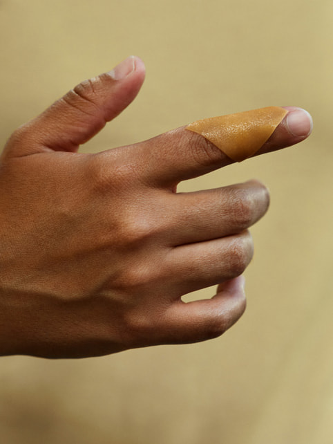 Velletje APIS van SweetBio op een wijsvinger.
