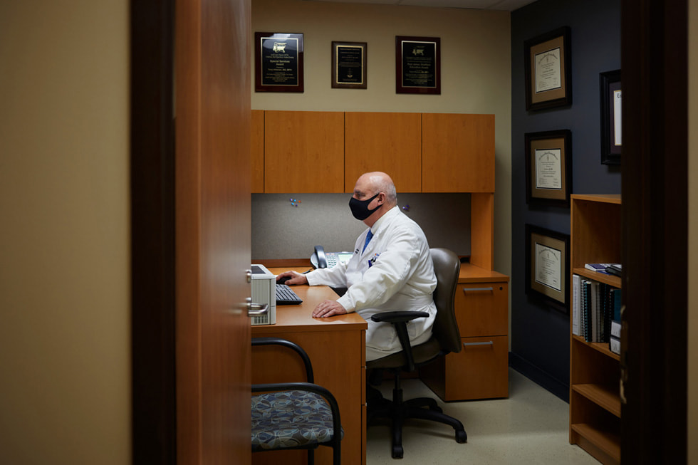 Dr. Tony Alleman van het wondzorgcentrum van Regional One Health aan het werk in zijn kantoor.