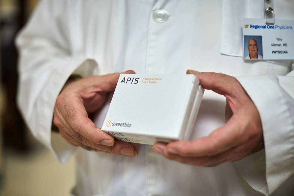 Dr. Tony Alleman van het wondzorgcentrum van Regional One Health houdt dozen met APIS vast.