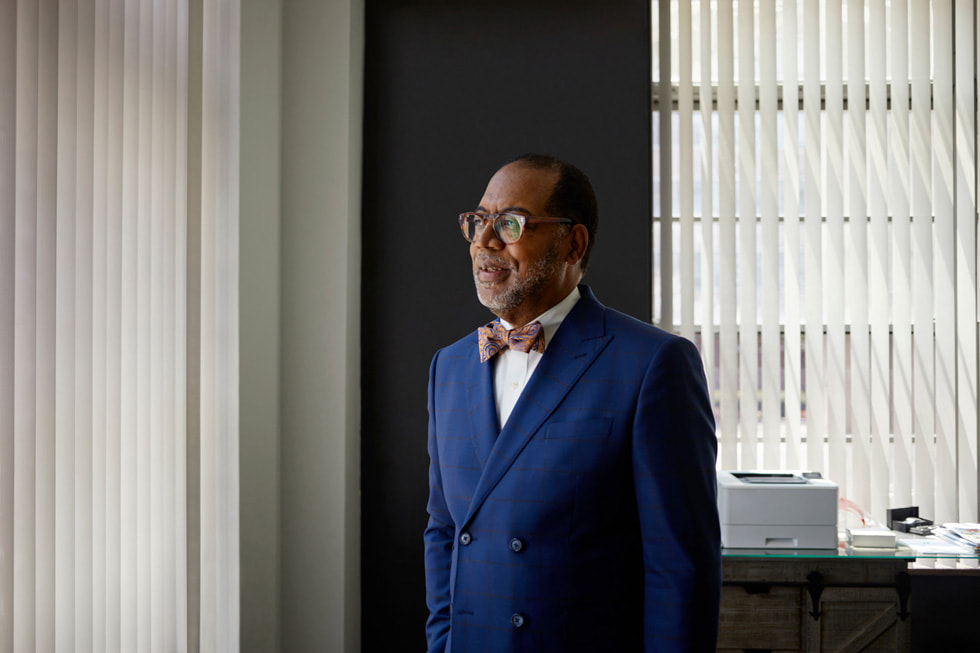 Dr. Reginald Coopwood, president en CEO van Regional One Health, in zijn kantoor.