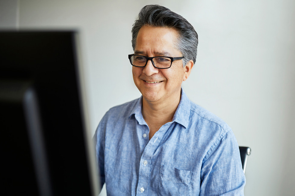 Marcos Gonzalez, oprichter van VamosVentures, achter een computer.