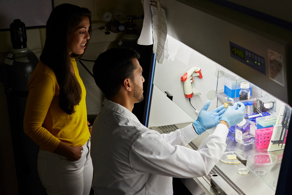 Kayla Rodriguez Graff en Isaac Rodriguez, gezamenlijke oprichters van SweetBio, aan het werk in een laboratorium.