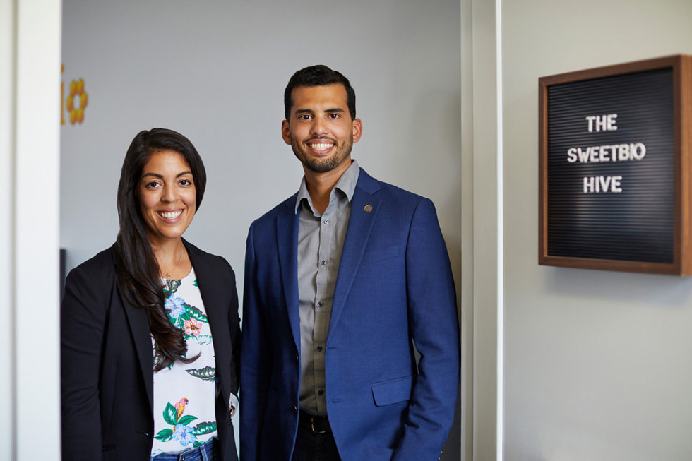 Kayla Rodriguez Graff en Isaac Rodriguez, gezamenlijke oprichters van SweetBio, poseren voor hun kantoor.