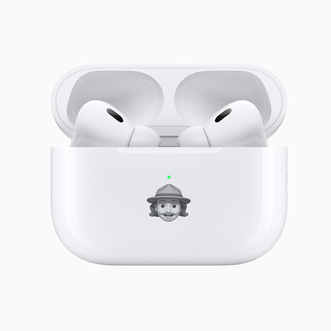 맞춤형 미모티콘이 각인된 AirPods Pro.