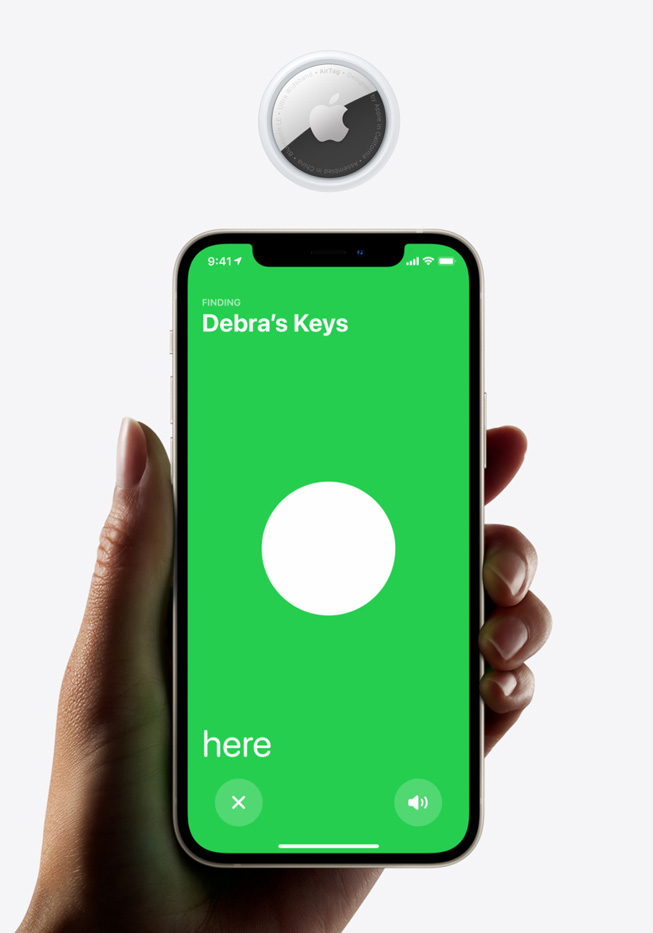 AirTag aygıtı ve iPhone 12 ekranında AirTag bulma ekranı.