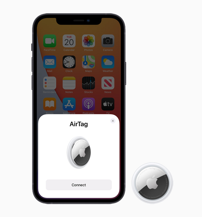 AirTag aygıtı ve iPhone 12’de AirTag kurulum ekranı.
