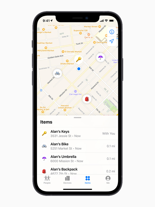 iPhone 12 ekranında Bul uygulamasındaki Nesneler sekmesinde listelenmiş AirTag takılı çeşitli eşyalar.