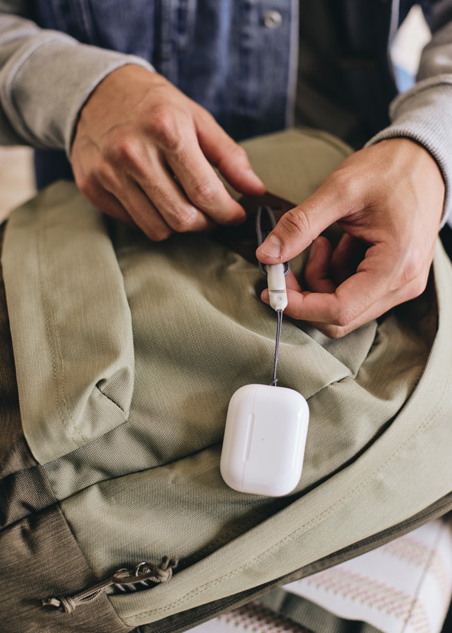 İkinci nesil AirPods Pro’nun yepyeni şarj kutusunun bir sırt çantasına takılı olan askısı.