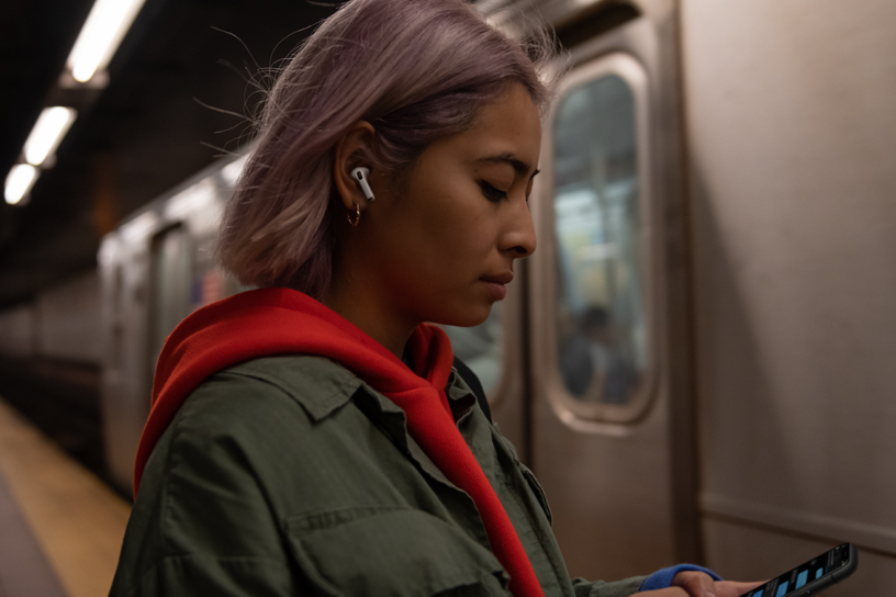 Bir AirPods Pro kullanıcısı tren bekliyor.