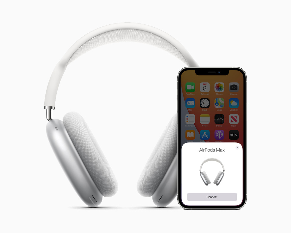 iPhone 12와 페어링 된 AirPods Max.