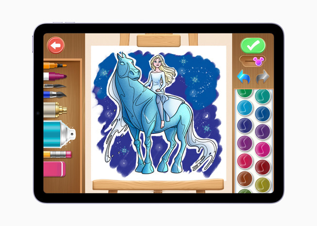 iPad Air’de Disney Coloring World+ oyununda “Frozen”dan Elsa’yı mavi bir ata binerken gösteren bir görüntü.