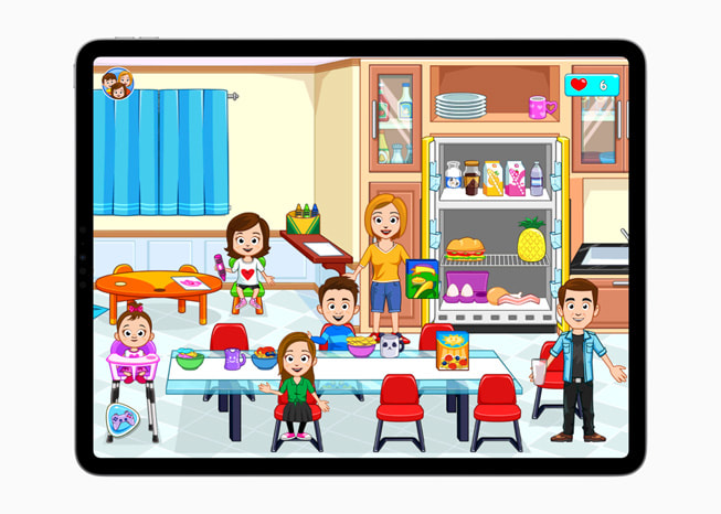 iPad Pro’da, My Town Home - Family Games+ oyununda mutfakta bir karikatür aileyi gösteren bir görüntü.