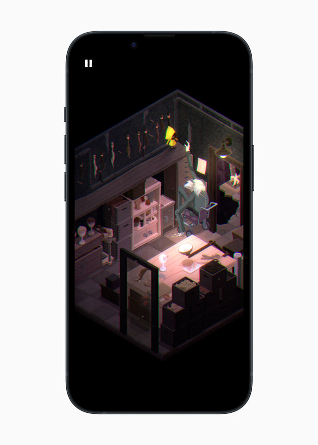 iPhone 14’te, Very Little Nightmares+ oyununda sarı yağmurluklu bir kızı karanlık bir evde tekerlekli sandalyede oturan yaşlı bir adamla konuşurken gösteren bir görüntü.