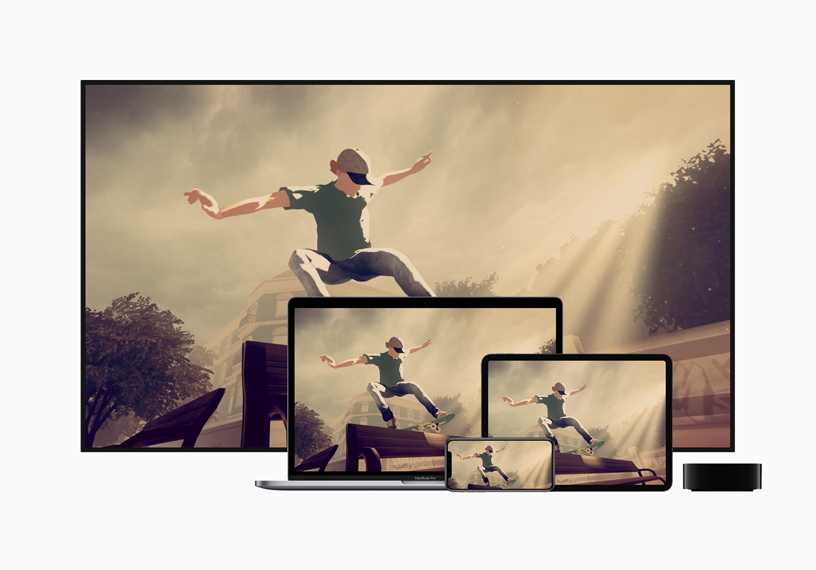 “Skate City” adlı oyunu gösteren Apple TV’nin yanında duran TV, Mac, iPad ve iPhone.