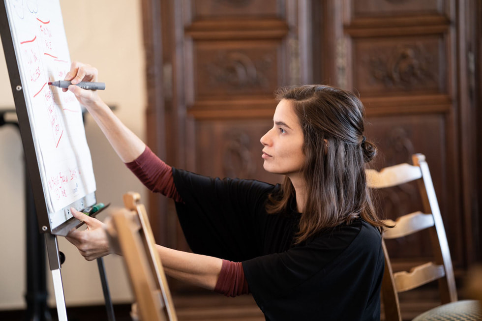 عضو من مجتمع ChangemakerXchange يشارك في ورشة عمل لمبادرة اجتماعية في كولونيا، ألمانيا.