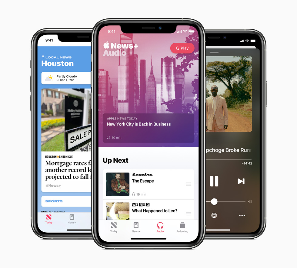 Trois iPhone 11 Pro affichent respectivement des nouvelles locales sélectionnées, un bulletin audio quotidien et un reportage audio Apple News+.