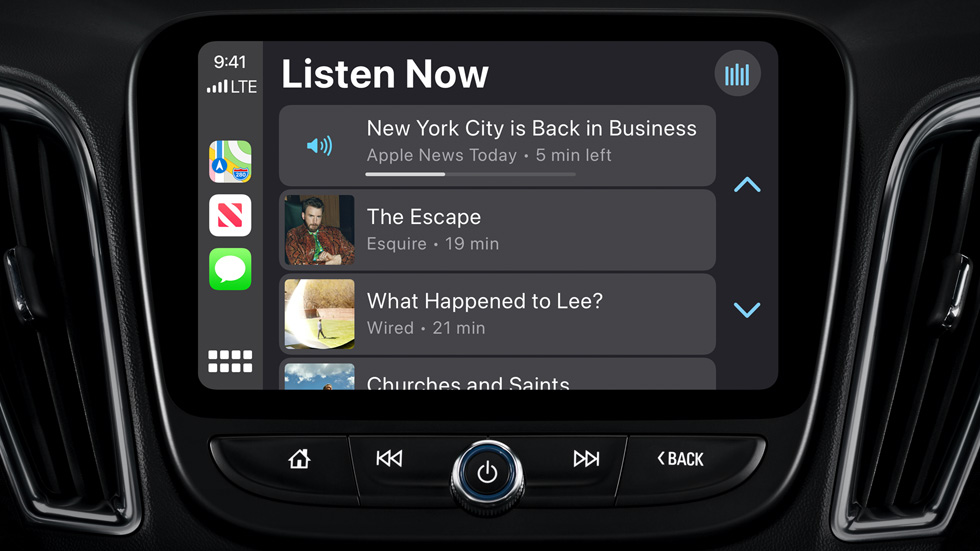L’app News dans CarPlay sur le tableau de bord d’une voiture.