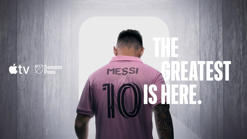 Lionel Messi ses bagfra iført sin Inter Miami CF-trøje med teksten “The greatest is here”.