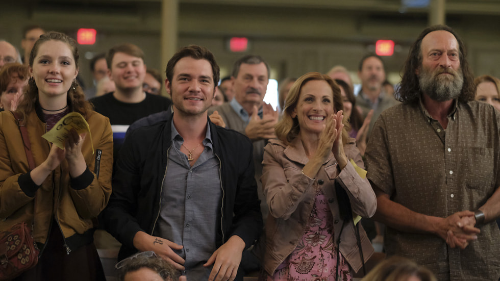 Apple Original Film eseri “CODA”dan bir karede oyuncular Emilia Jones, Daniel Durant, Marlee Matlin ve Troy Kotsur bir arada görülüyor.