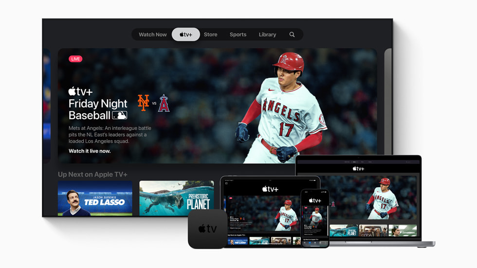 Apple TV+ “Friday Night Baseball” 홈페이지를 보여주는 TV, Apple TV, iPad, iPhone 13 Pro 및 MacBook Pro. 