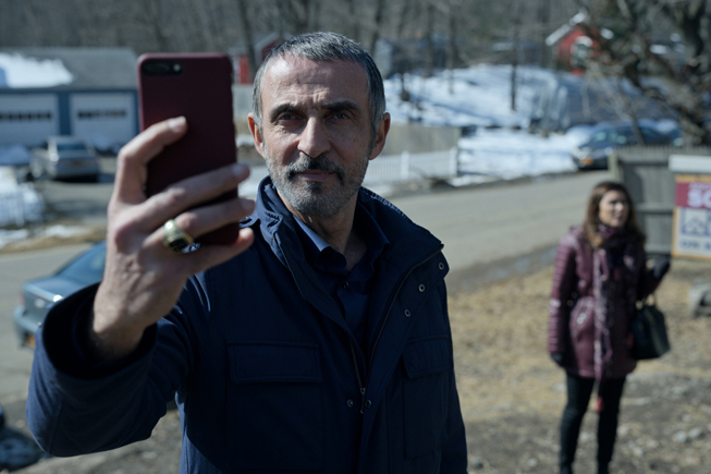 Shaun Toub prenant une photo et Shila Vosough Ommi dans « Little America ».