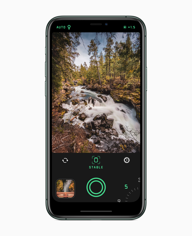 Spectre 카메라 앱이 화면에 표시된 iPhone.