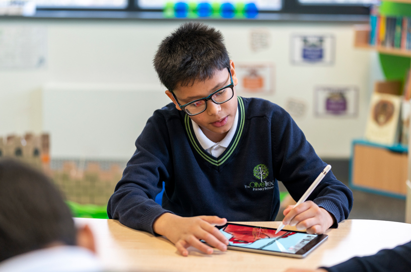 Studerende arbejder med Apple Pencil på en iPad.