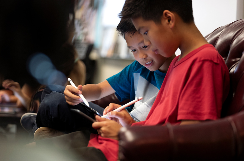 Apple Pencil kullanan iki öğrenci.
