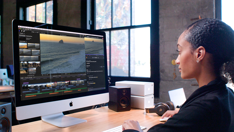 iMac’te Final Cut Pro X kullanan kadın.
