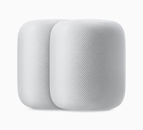 Biri beyaz (sol) diğer siyah (sağ) iki HomePod’un fotoğrafı. 
