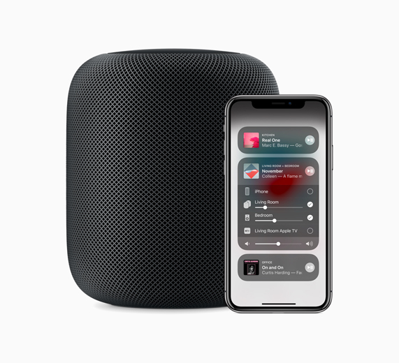 Denetim Merkezi’ni gösteren HomePod ve iPhone’un yan yana fotoğrafı.